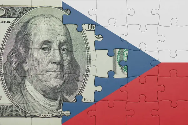 Czech Cumhuriyeti 'nin renkli ulusal bayrağı ve ABD doları para kavramının bulmacası.