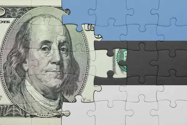 Estonya 'nın renkli ulusal bayrağı ve ABD doları para .finans kavramının bulmacası