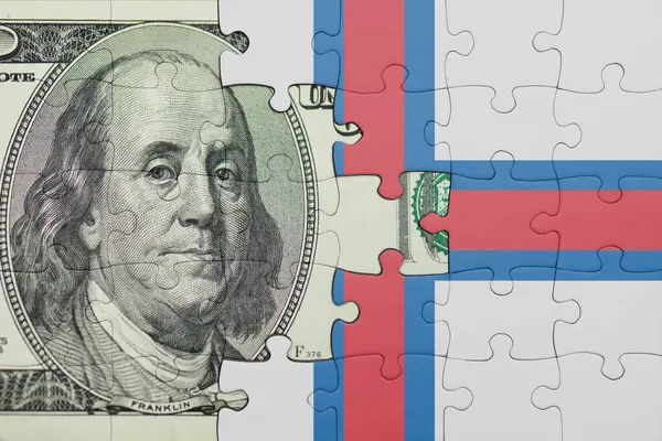 Faroe Adaları 'nın renkli ulusal bayrağı ve Amerikan doları para kavramının bulmacası.