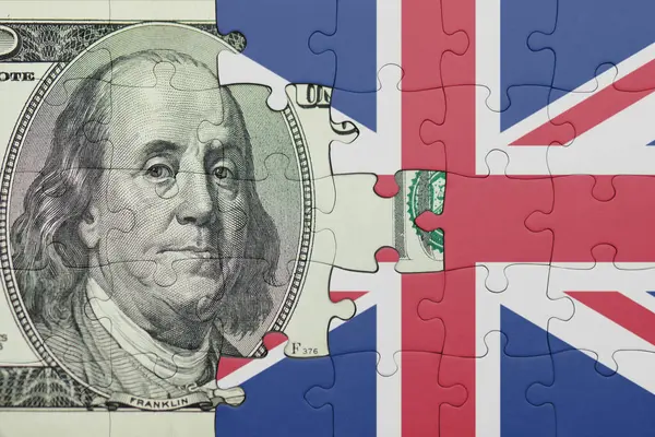 Büyük Britanya 'nın renkli ulusal bayrağı ve Amerikan doları para kavramının bulmacası.