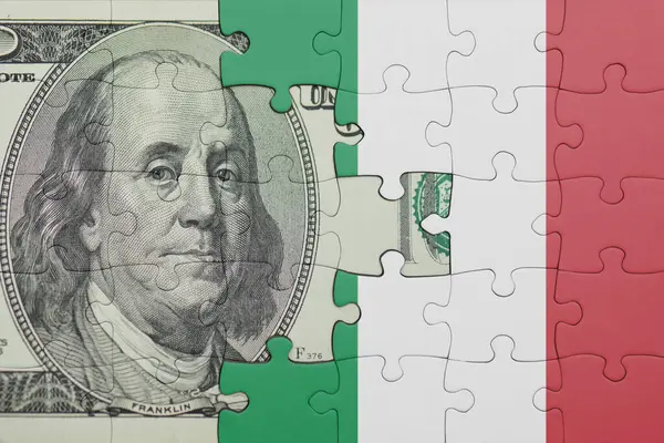 İtalya 'nın renkli ulusal bayrağı ve ABD doları para kavramının bulmacası.