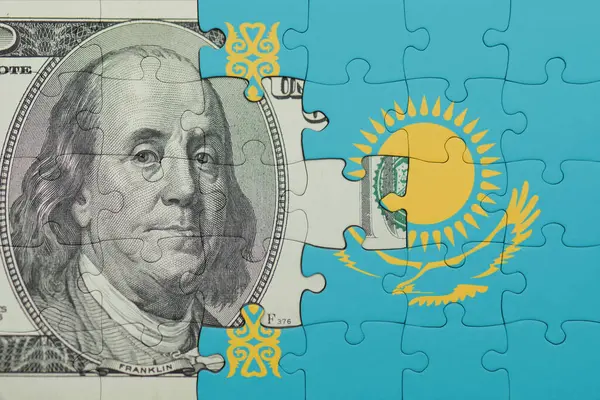 Kazakistan 'ın renkli ulusal bayrağı ve Amerikan doları para kavramının bulmacası.