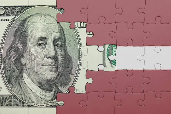 Letonya 'nın renkli ulusal bayrağı ve ABD doları para .finans kavramının bulmacası