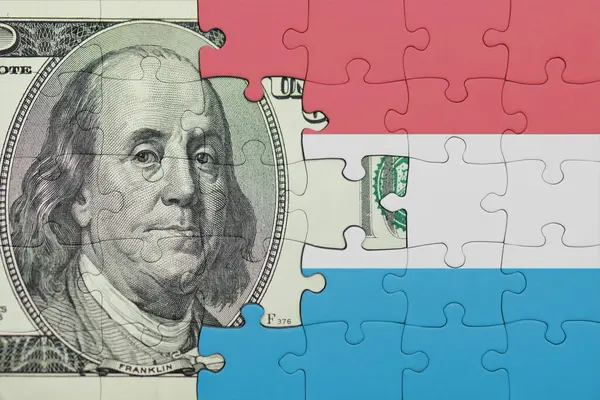 Lüksemburg 'un renkli ulusal bayrağı ve Amerikan doları para kavramının bulmacası.