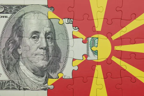 Macedonia 'nın renkli ulusal bayrağı ve Amerikan doları para kavramının bulmacası.