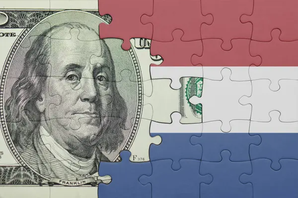 Hollanda 'nın renkli ulusal bayrağı ve ABD doları para kavramının bulmacası.