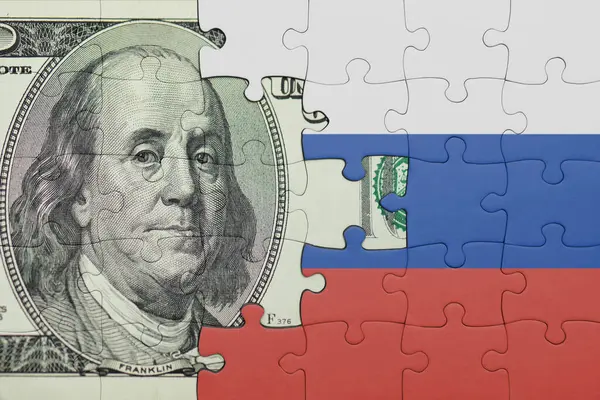 Rusya 'nın renkli ulusal bayrağı ve Amerikan doları para kavramının bulmacası.
