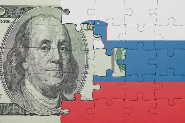 Slovenia 'nın renkli ulusal bayrağı ve Amerikan doları para kavramının bulmacası.