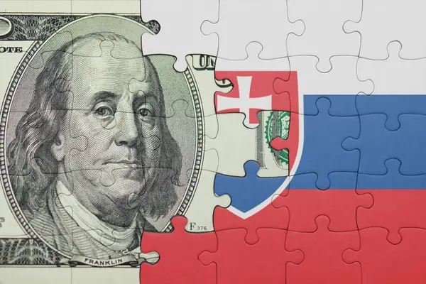 Slovakya 'nın renkli ulusal bayrağı ve Amerikan doları para kavramının bulmacası.