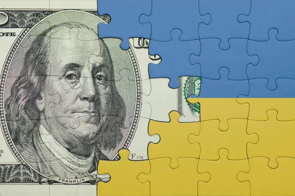Ukrayna 'nın renkli ulusal bayrağı ve Amerikan doları para kavramının bulmacası.