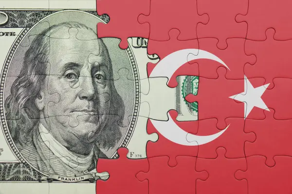 Türkiye 'nin renkli ulusal bayrağı ve ABD doları para .finans konseptiyle bulmaca