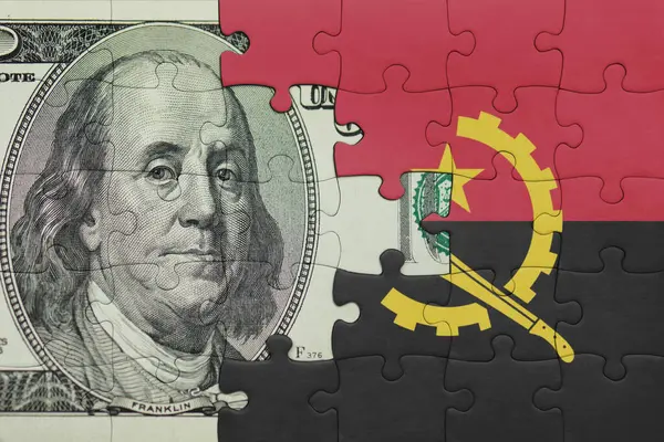 Angola 'nın renkli ulusal bayrağı ve Amerikan doları para .finans konseptiyle bulmaca