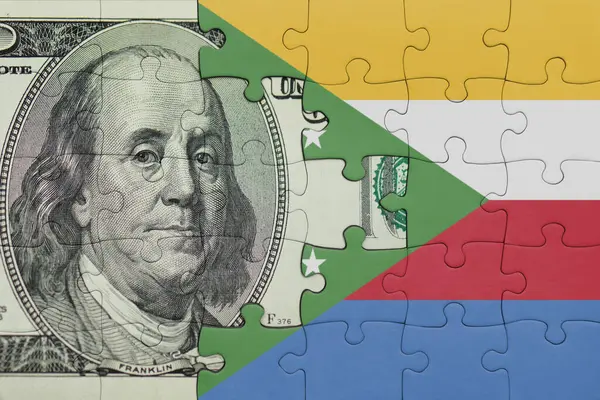 Komoroların renkli ulusal bayrağı ve Amerikan doları para kavramının bulmacası.