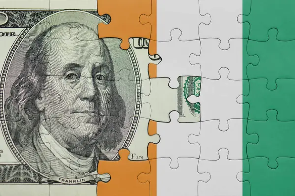 Fildişi kıyılarının renkli ulusal bayrağı ve Amerikan doları para kavramının bulmacası.