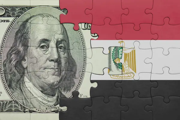 Mısırın renkli ulusal bayrağı ve Amerikan doları para kavramının bulmacası.