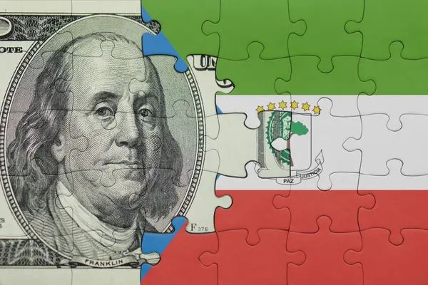 Ekvator Ginesi 'nin renkli ulusal bayrağı ve ABD Doları para bulmacası. Finans kavramı.