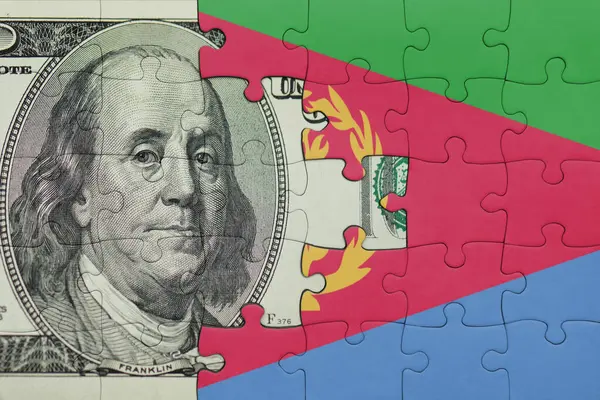 Eritrea 'nın renkli ulusal bayrağı ve Amerikan doları para kavramının bulmacası.