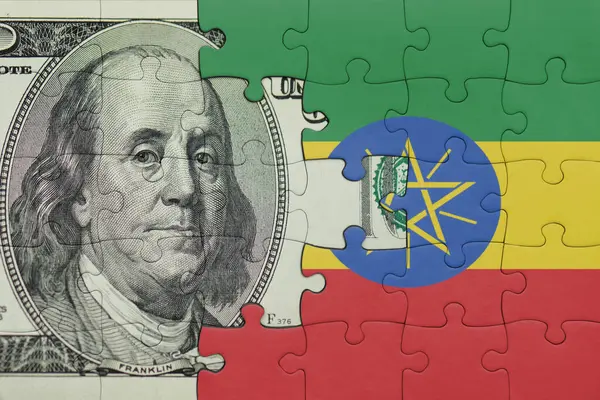 Etiyopya 'nın renkli ulusal bayrağı ve Amerikan doları para kavramının bulmacası.