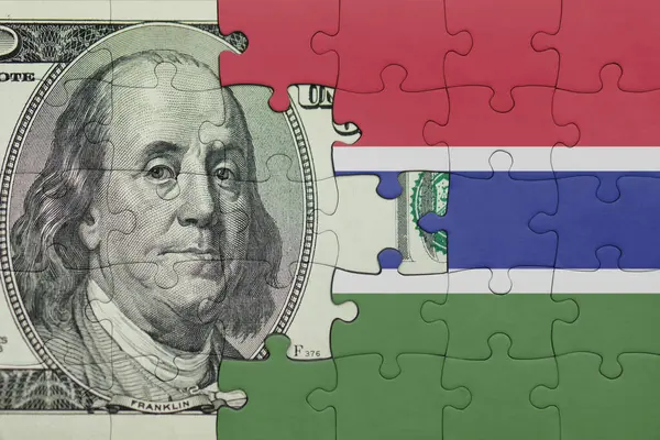 Gambiya 'nın renkli ulusal bayrağı ve Amerikan doları para .finans konseptiyle bulmaca
