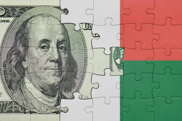 Macadagaskar 'ın renkli ulusal bayrağı ve Amerikan doları para kavramının bulmacası.