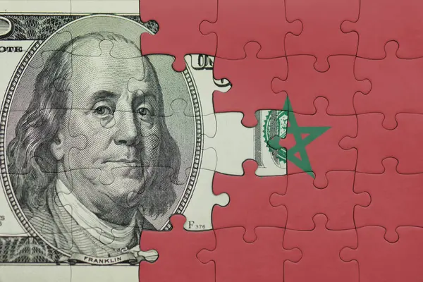 Fas 'ın renkli ulusal bayrağı ve Amerikan doları para kavramının bulmacası.