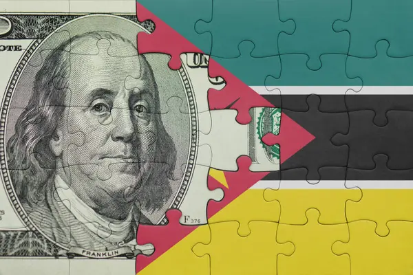 Mozambik 'in renkli ulusal bayrağı ve Amerikan doları para kavramının bulmacası.