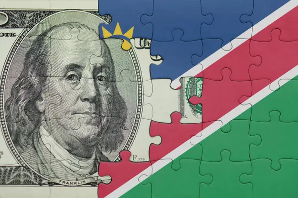Namibya 'nın renkli ulusal bayrağı ve Amerikan doları para kavramının bulmacası.
