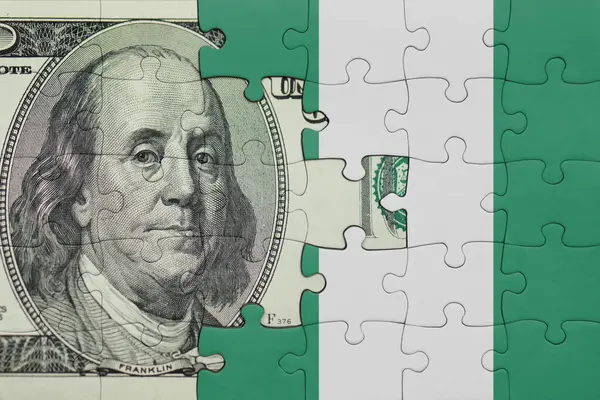 Nijerya 'nın renkli ulusal bayrağı ve ABD doları para kavramının bulmacası.