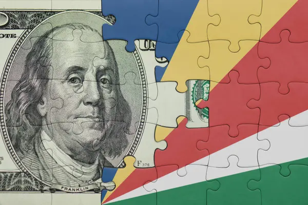 Seyşeller 'in renkli ulusal bayrağı ve Amerikan doları para kavramının bulmacası.