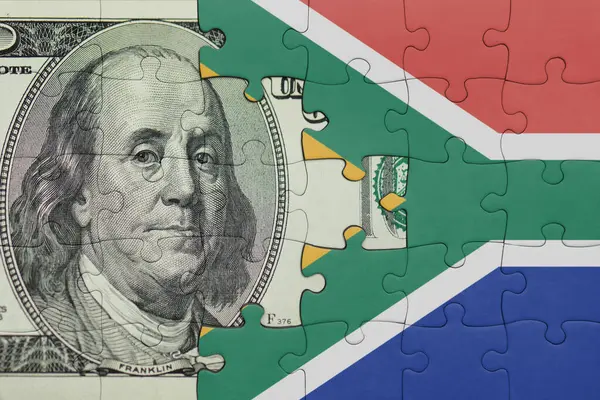 Güney Afrika 'nın renkli ulusal bayrağı ve Amerikan doları para kavramının bulmacası.