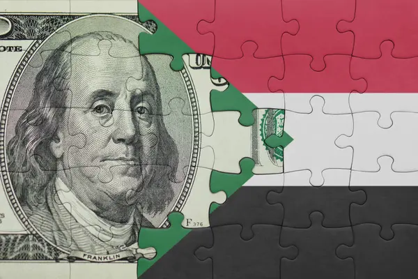 Sudan 'ın renkli ulusal bayrağı ve ABD doları para .finans konseptiyle bulmaca