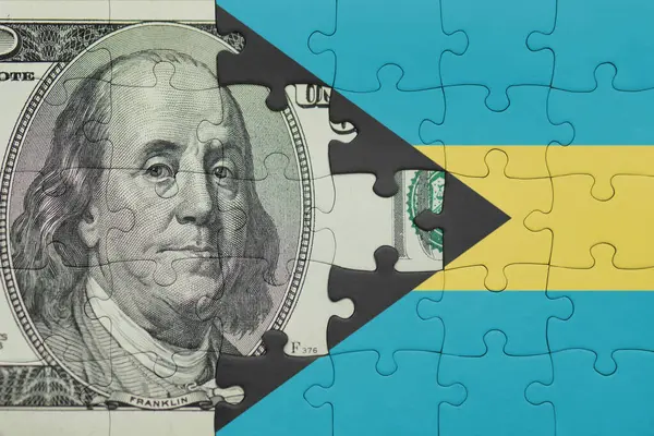 Bahamalar 'ın renkli ulusal bayrağı ve Amerikan doları para kavramının bulmacası.