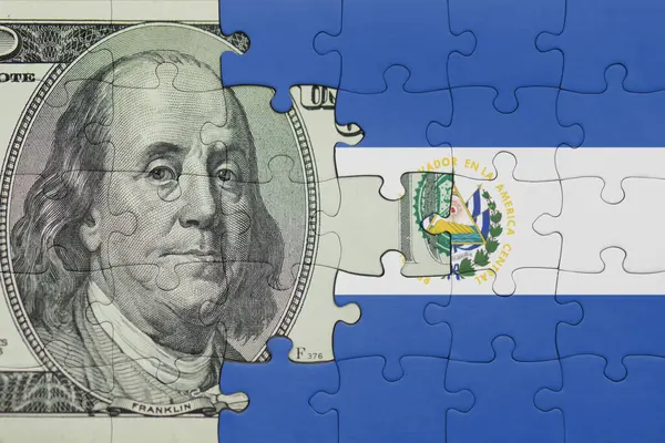 El Salvador 'un renkli ulusal bayrağı ve Amerikan doları para kavramının bulmacası.