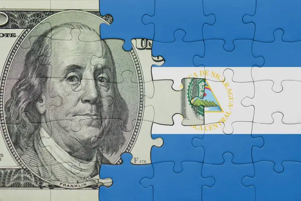 Nikaragua 'nın renkli ulusal bayrağı ve ABD doları para .finans kavramının bulmacası
