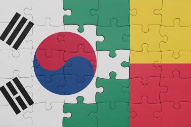Güney Kore bayrağının ve Benin 'in renkli ulusal bayrağının bulmacası. konsept