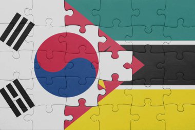 Mozambik 'in renkli ulusal bayrağı ve Güney Kore bayrağının bulmacası. konsept