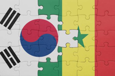 Güney Kore bayrağı ve Senegal 'in renkli ulusal bayrağıyla bulmaca. konsept