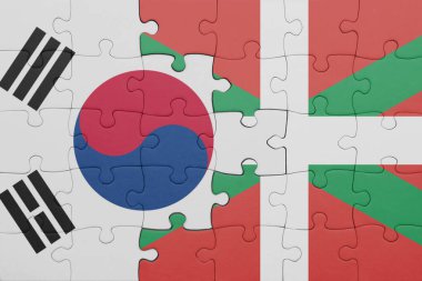Bask ülkesinin renkli ulusal bayrağı ve Güney Kore bayrağının bulmacası. konsept