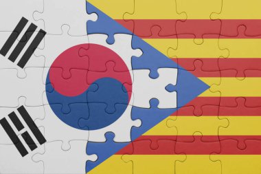 Katalonya 'nın renkli ulusal bayrağı ve Güney Kore bayrağının bulmacası. konsept