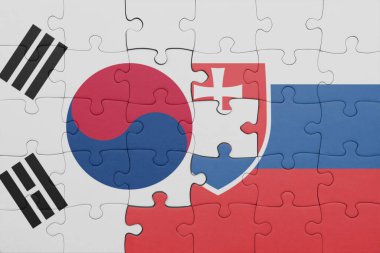 Slovakya 'nın renkli ulusal bayrağı ve Güney Kore bayrağının bulmacası. konsept