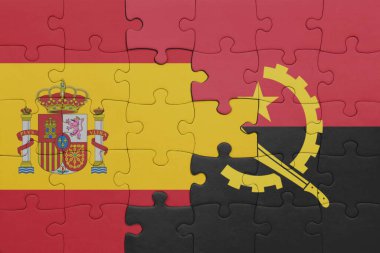 Angola 'nın renkli ulusal bayrağı ve İspanya bayrağı ile bulmaca. konsept