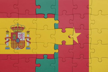 Kamerun ve İspanya bayrağının renkli ulusal bayrağıyla bulmaca. konsept