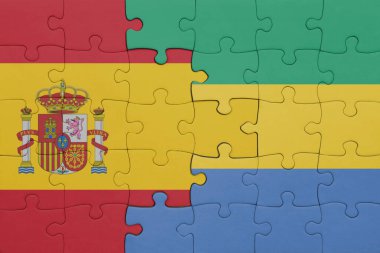 Gabon 'un renkli ulusal bayrağı ve İspanya bayrağı ile bulmaca. konsept