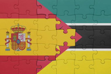 Mozambik 'in renkli ulusal bayrağı ve İspanya bayrağı. konsept