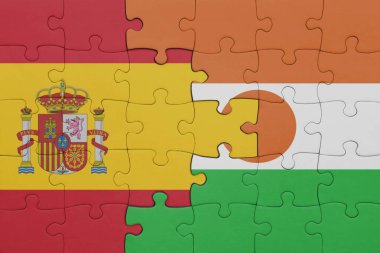 Nijer ve İspanya bayrağının renkli ulusal bayrağıyla bulmaca. konsept