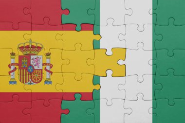 Nijerya 'nın renkli ulusal bayrağı ve İspanya bayrağı. konsept