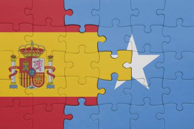 Somali 'nin renkli ulusal bayrağı ve İspanya bayrağı ile bulmaca. konsept