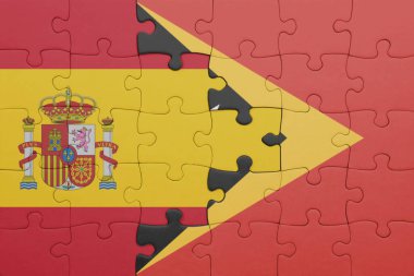 Doğu Timor 'un renkli ulusal bayrağı ve İspanya bayrağı. konsept