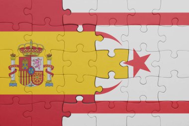 Kuzey Kıbrıs 'ın renkli ulusal bayrağı ve İspanya bayrağının bulmacası. konsept