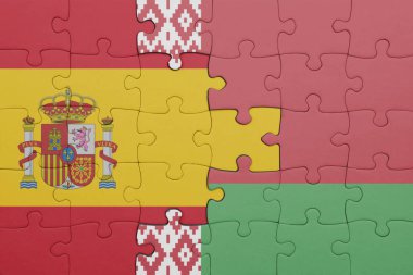 Beyaz Rusya bayrağı ve İspanya bayrağının rengarenk yapbozu. konsept